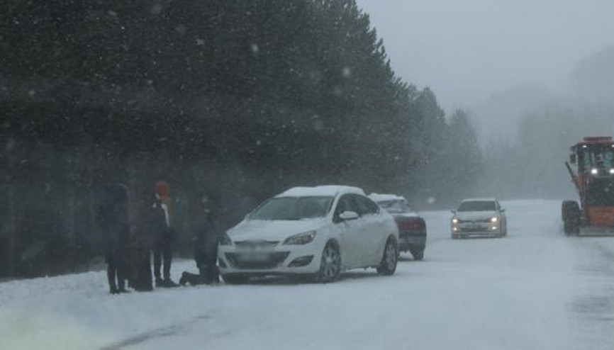 Domaniçte kar lastiksiz trafiğe çıkan araçlar yolda mahsur kaldı