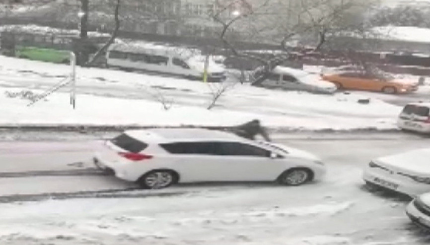 Kayan otomobilini durdurmak için aracın önüne böyle atladı