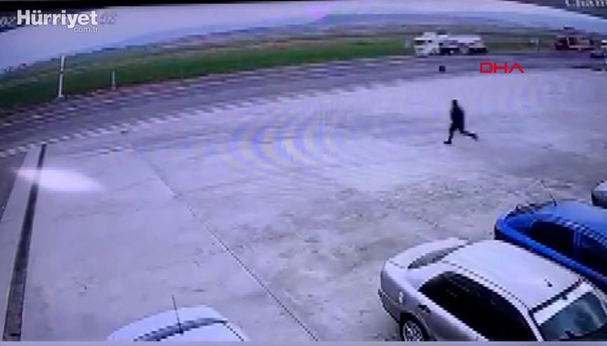 Kamyonetten fırlayan lastiği böyle durdurdu