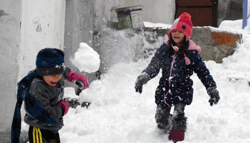 Afyonkarahisarda karın keyfini çocuklar çıkardı