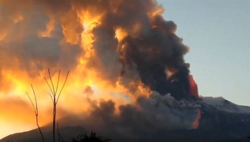 Etna Yanardağı patladı Taş ve kül yağmuru