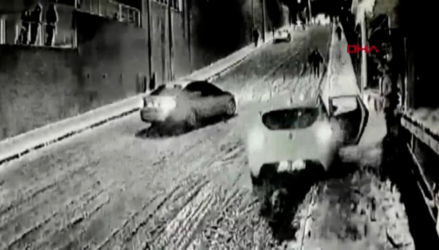 3 yaşında bir çocuğun olduğu otomobil rampada kaydı, felaketin eşiğinden dönüldü 3 yaşında bir çocuğun olduğu otomobil rampada kaydı, felaketin eşiğinden dönüldü