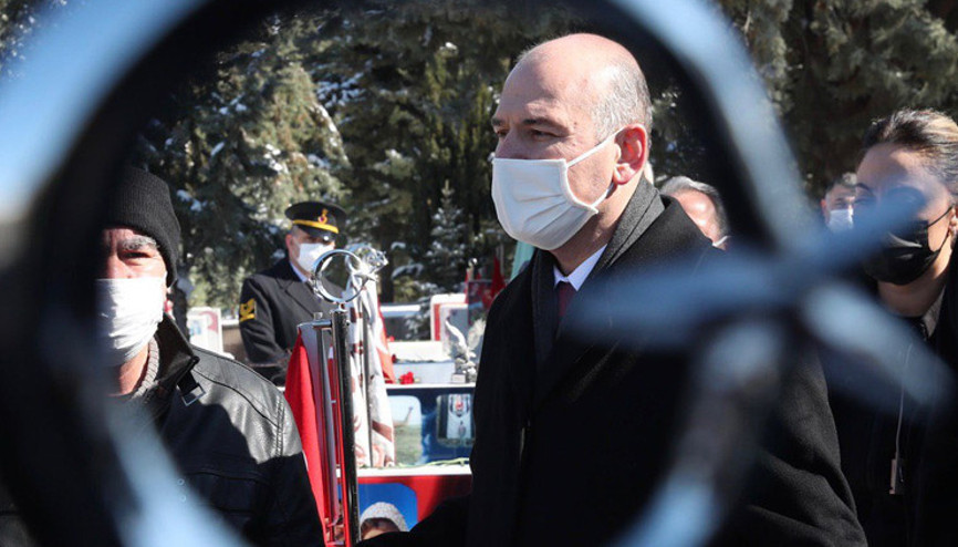 Bakan Soylu, Orgeneral Bitlis ile Merasim Sokak şehitlerinin kabirlerini ziyaret etti