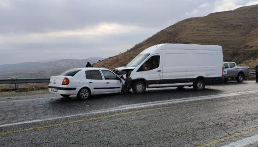Batmanda otomobil ile minibüs çarpıştı; sürücüler yaralı