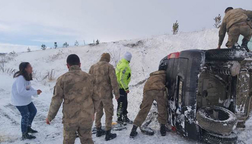 Sivasta şarampole devrilen otomobildeki 4 kişi yaralandı