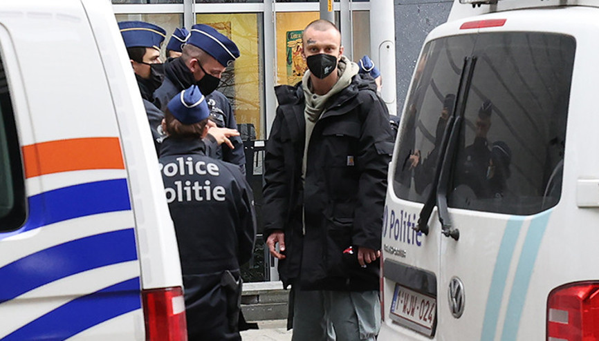 Parlamento önünde canlı yarasa yemeye çalıştı