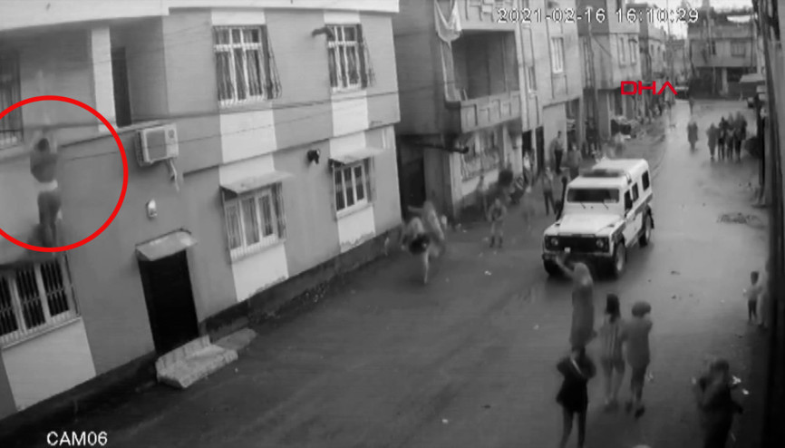 Eşi tarafından odaya kilitlenip darbedilen kadın balkondan aşağı düştü