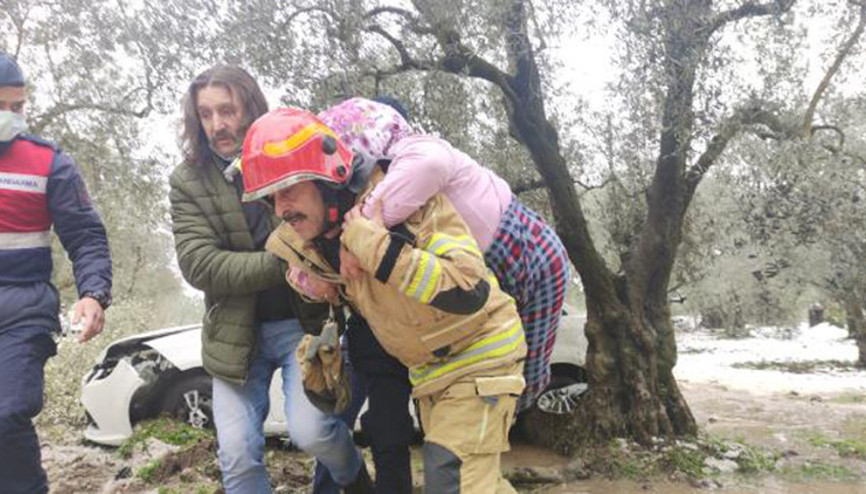 Yaralı kadını, itfaiye eri sırtında ambulansa taşıdı Yaralı kadını, itfaiye eri sırtında ambulansa taşıdı