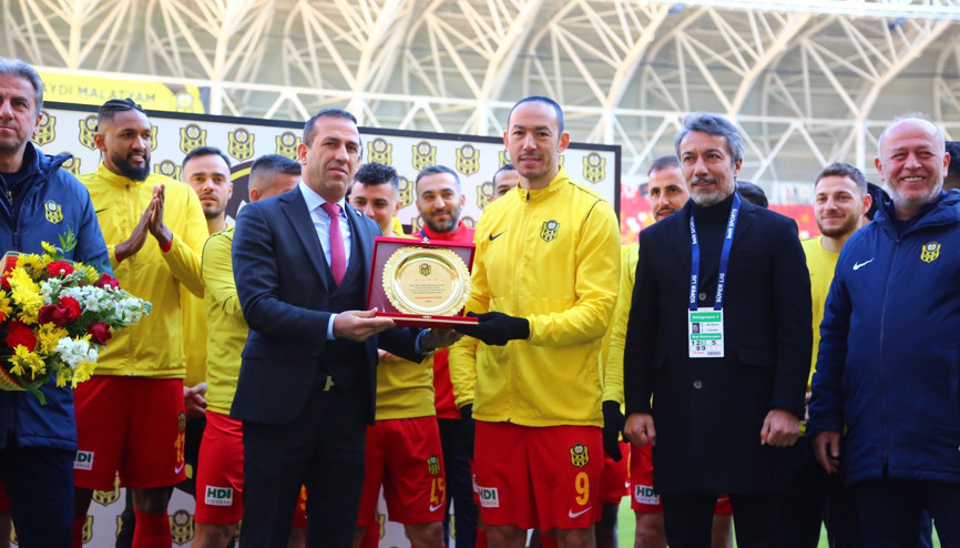 Umut Bulut, lig tarihinin en çok forma giyen futbolcusu oldu