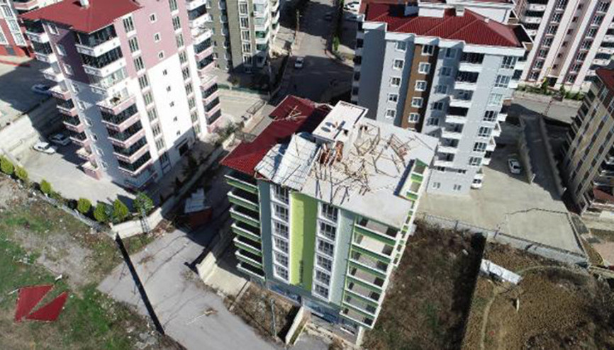 Tahliye edilen binanın çatısı uçtu, mahalleli tedirgin