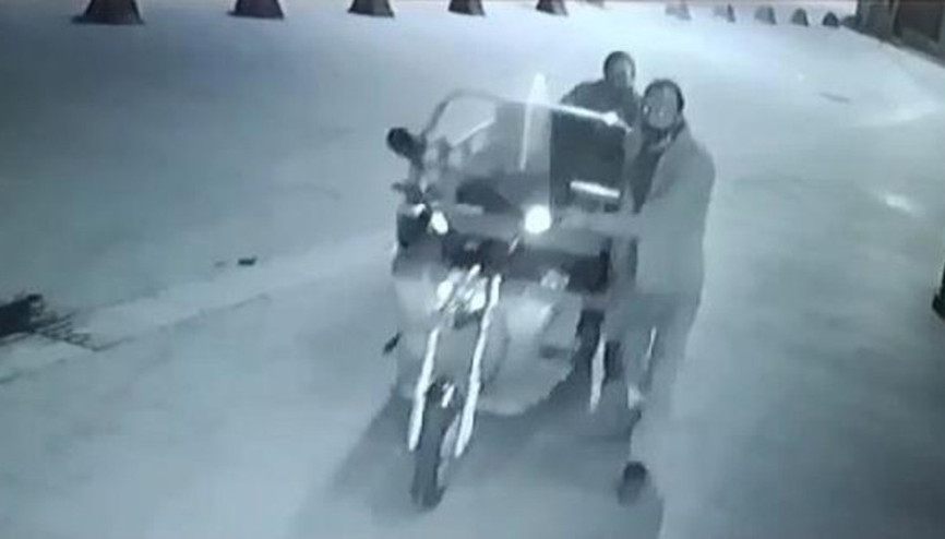 Kuryelerin elektrikli bisikletlerini çalan hırsızlar yakalandı