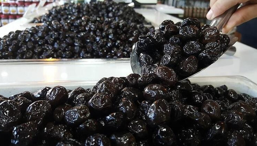 Zeytini karartmak için metal, çabuk olması için kostik kullanıyorlar