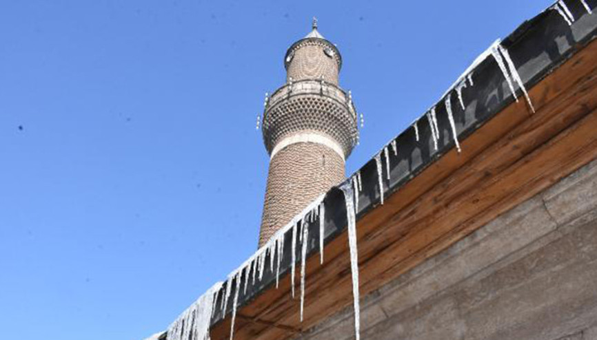Sivasta, çatılarda tehlike oluşturan buz sarkıtlarına itfaiye müdahalesi
