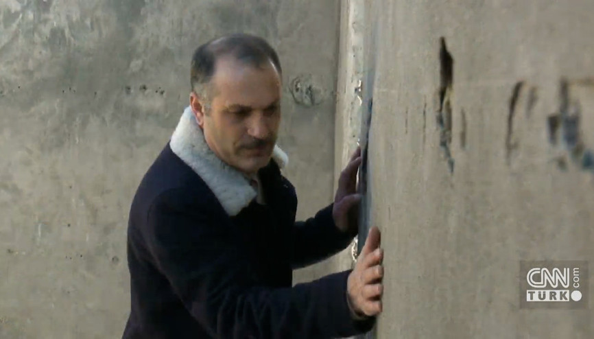 Ünlü sanatçı 30 yıl sonra evine kavuştu, duvarları öptü