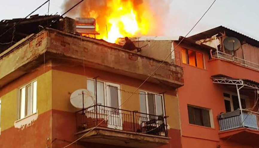 Hisarcık’ta çatı katında çıkan yangını itfaiye söndürdü