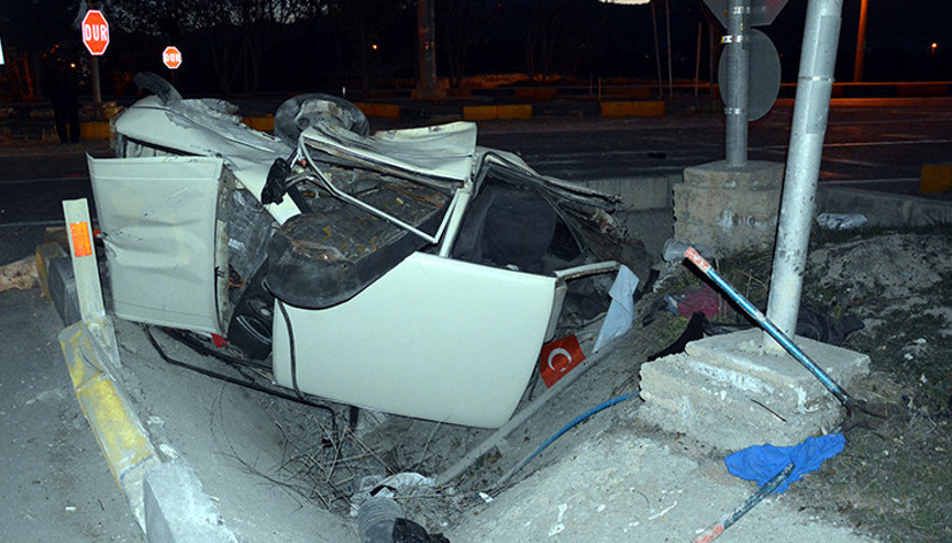 Antalyada akılalmaz olay Kaza yapan araç ikiye bölündü