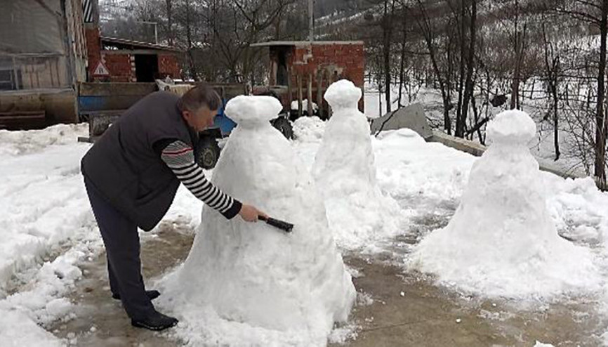 Gezmek istediği peri bacalarının kardan heykelini yaptı