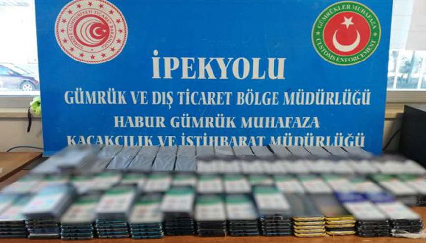 Habur Gümrük Kapısında 1140 cep telefonu ele geçirildi