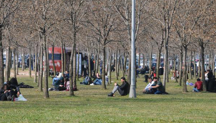 İzmitte güneşli havayı görenler sahile akın etti