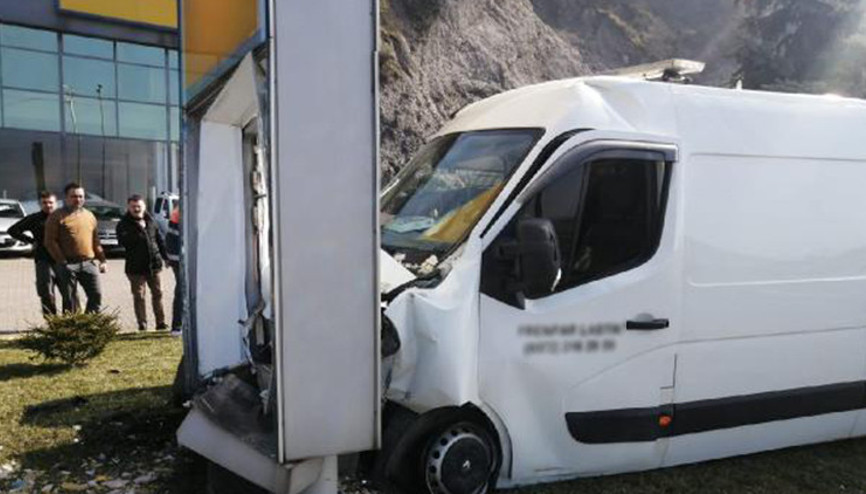 Reklam panosuna çarpan minibüsün sürücüsü yaralandı