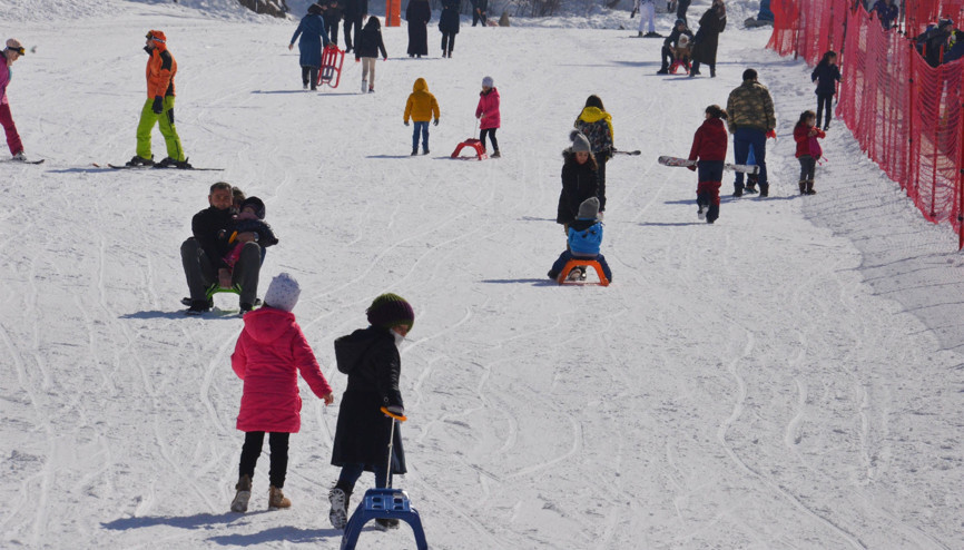Kar kalınlığı 1 metreyi aştı... Kısıtlamadan muaf olan turistler akın etti