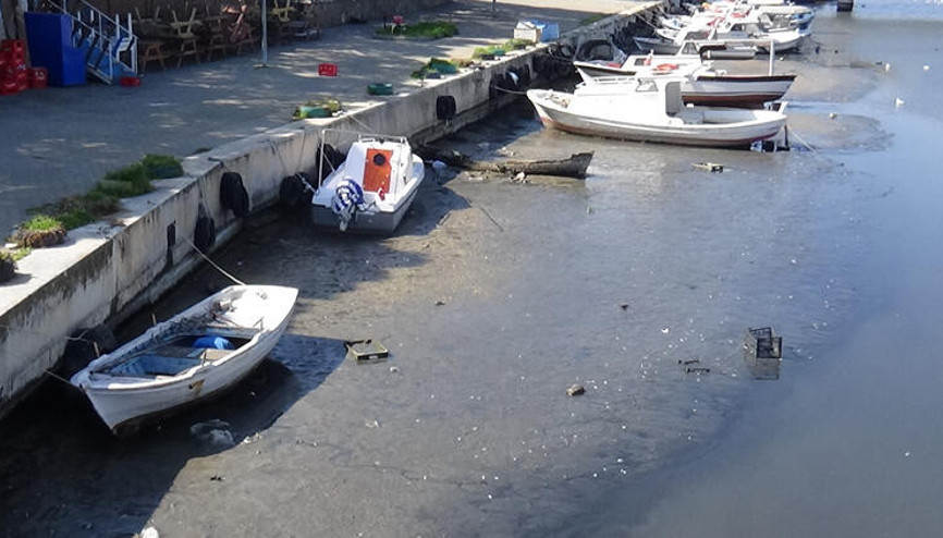 Çanakkale Sarıçayda sular çekildi tekneler karaya oturdu