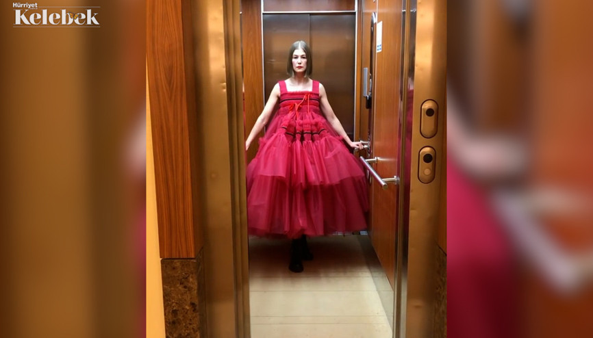 Bir de duvara tekme savurdu