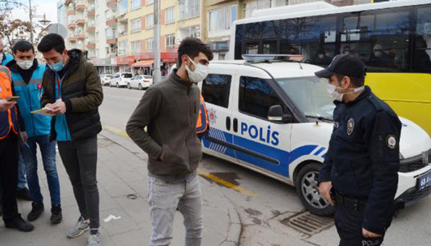 Karantina kuralına uymadı, sahte HES koduyla gezerken yakalandı Karantina kuralına uymadı, sahte HES koduyla gezerken yakalandı