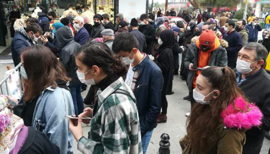 Samsunda caddelerde insan yoğunluğu arttı, ekipler devreye girdi Samsunda caddelerde insan yoğunluğu arttı, ekipler devreye girdi