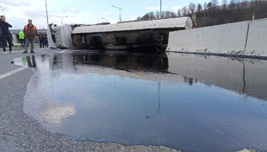 Zift yüklü tanker devrildi Yol ulaşıma kapandı