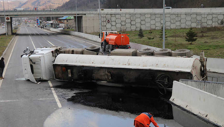 Devrilen zift yüklü tanker ulaşamı aksattı