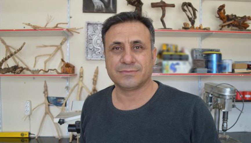Topladığı ağaç köklerini sanat eserine dönüştürüyor Topladığı ağaç köklerini sanat eserine dönüştürüyor