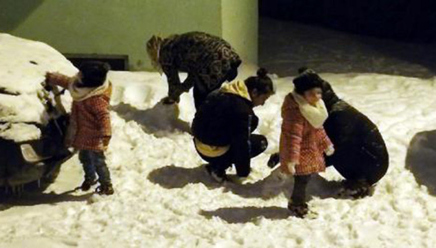 Ağrılı çocukların gece yarısı kar keyfi