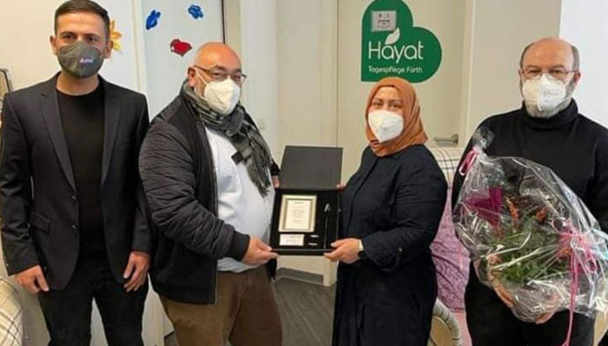 Hayat Bakım Huzurevi’ne plaket