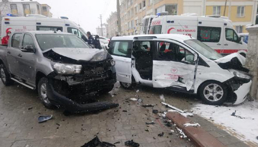 Aşı çalışması yapan sağlık görevlileri kaza yaptı; 4 yaralı