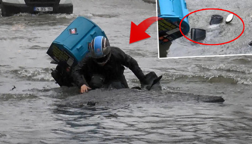 Bağcılarda su borusu patladı Moto kurye çukura düştü...