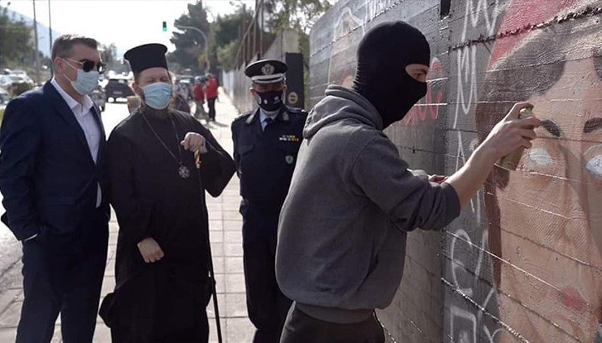 Irkçı sanatçıdan papaz ve emniyet müdürü gözetiminde portre çizimi