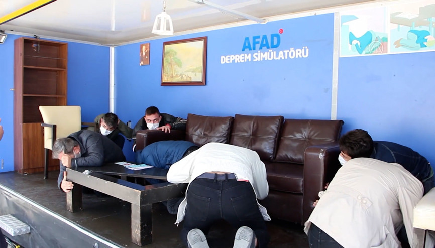 Deprem simülasyon tırında farkındalık eğitimi