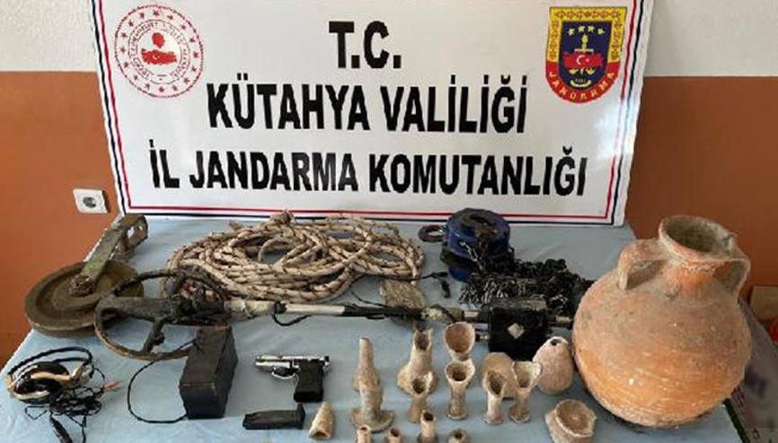 Evlerinin bahçesinde define arayan 2 şüpheli yakalandı