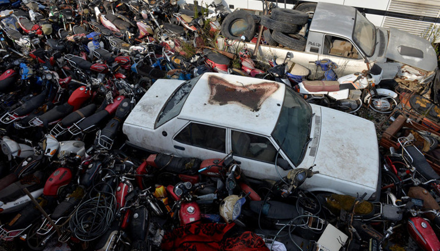 Yediemin otoparklarında çürümeye terk edilen otomobiller
