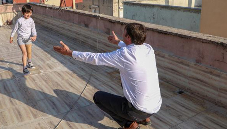 Özge, yeni proteziyle yürümek için kısıtlamada çatıda çalışıyor