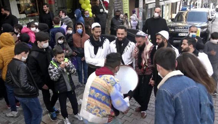 Palyaçolu, halaylı restoran açılışı