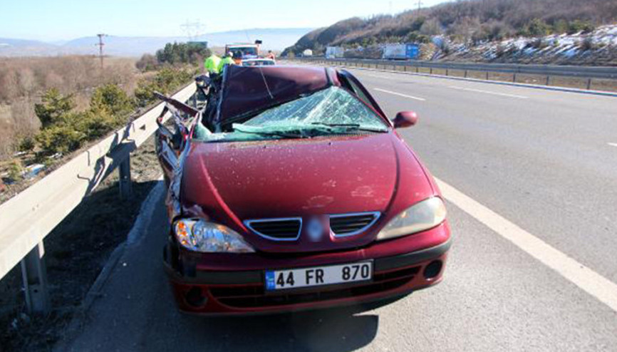 TIRa çarpan otomobilde yaralandı