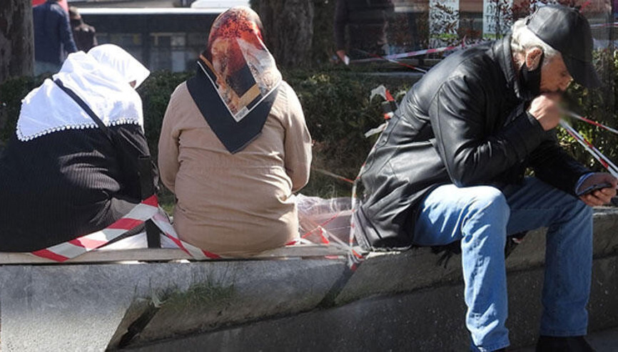 Çorumda banklara şeritli önlem de işe yaramadı