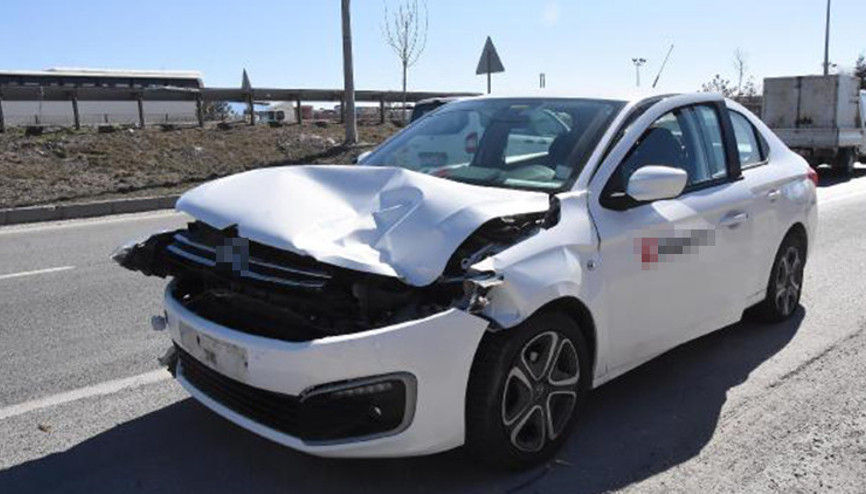 Kopan teli TIRa takılan elektrik direği otomobilin üzerine devrildi