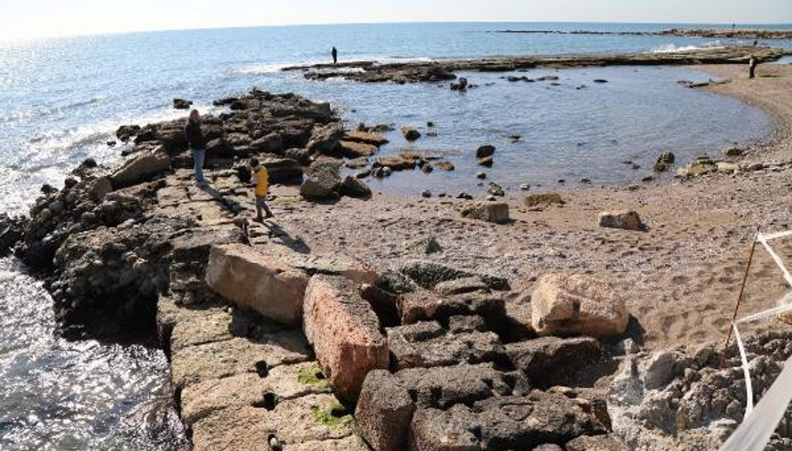 Deniz çekildi, antik liman ortaya çıktı
