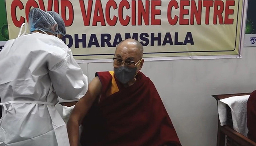 Tibet’in dini lideri Dalai Lama, koronavirüs aşısı oldu