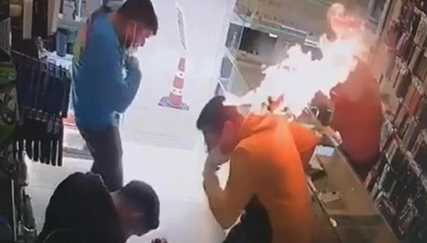 Cep telefonunun bataryası patladı Yanmaktan son anda kurtuldu