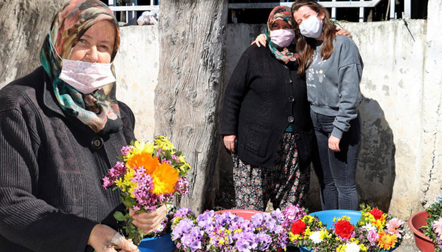 Müthiş hikaye Mezarlıkta çiçek satarak kızını Oxford’da okutuyor…