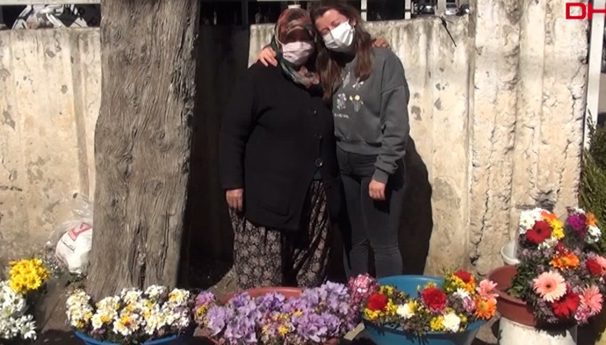 Mezarlıkta çiçek satarak kızını Oxford Üniversitesinde okutuyor